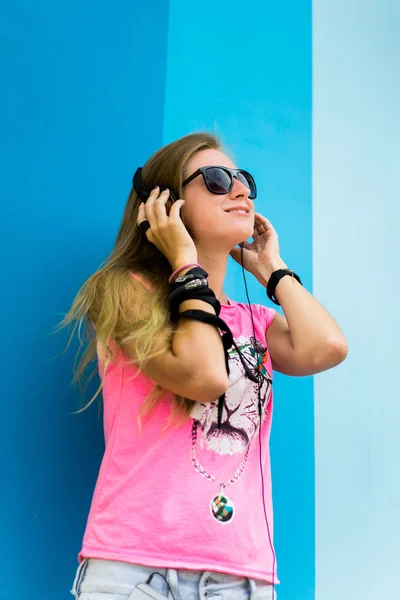 Blond tjej poserar i solglasögon — Stockfoto