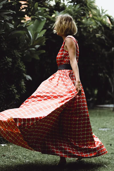 Mulher de vestido vermelho dançando — Fotografia de Stock