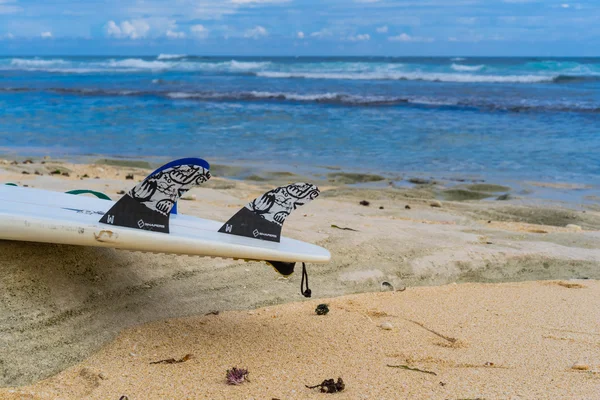 Uma prancha de surf na praia — Fotografia de Stock