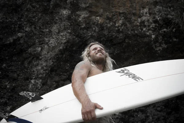 Brutal hombre surfista con largo pelo blanco — Foto de Stock
