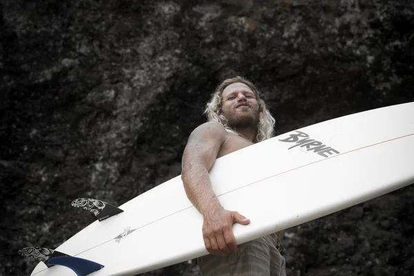 Brutal hombre surfista con largo pelo blanco —  Fotos de Stock