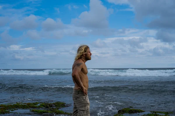 Homem Brutal surfista com longos cabelos brancos  . — Fotografia de Stock