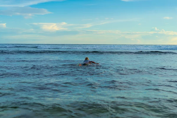 Uomo con un surf tra le mani — Foto Stock