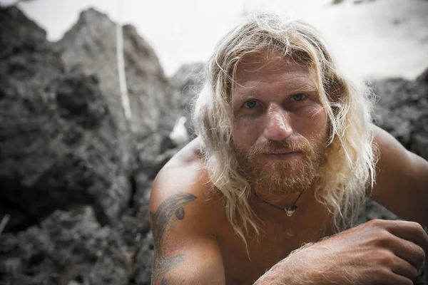 Acımasız adam sörfçü uzun beyaz saçlı 