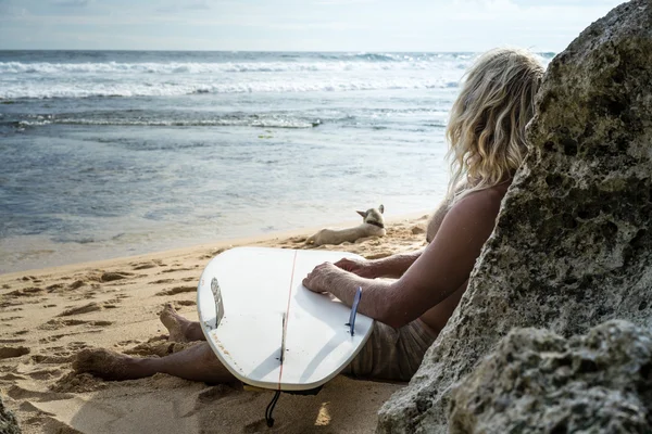 Surfer med surfebrett på stranda – stockfoto