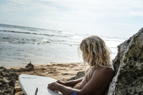 Surfista con tavola da surf in spiaggia — Foto Stock