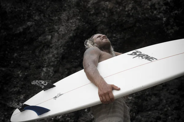 Surfista uomo brutale con lunghi capelli bianchi — Foto Stock