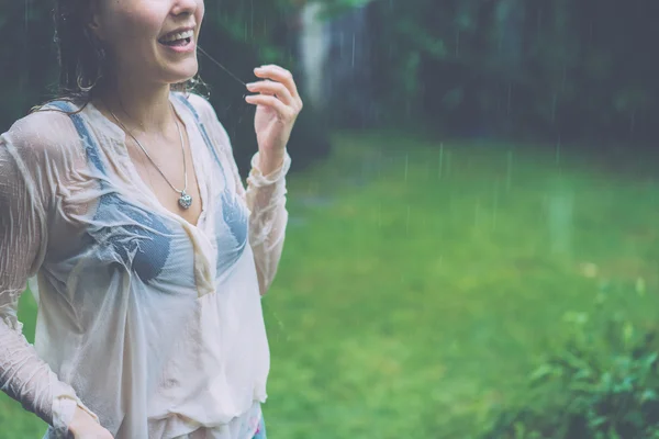 女孩站在热带雨 — 图库照片