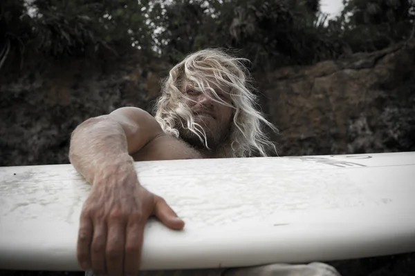 Brutal hombre surfista con largo pelo blanco — Foto de Stock