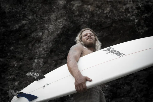 Brutal hombre surfista con largo pelo blanco — Foto de Stock