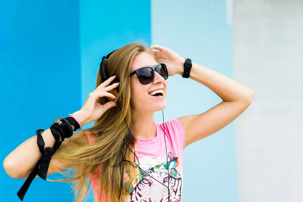 Menina loira posando em óculos de sol — Fotografia de Stock