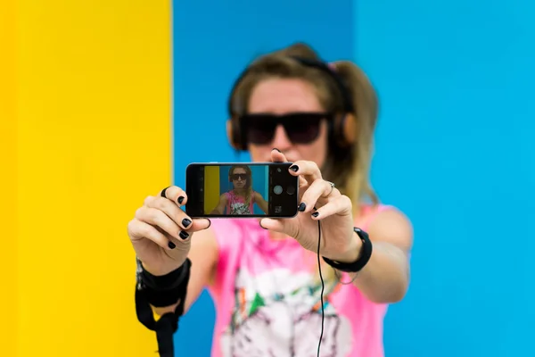 Menina loira fazendo uma selfie — Fotografia de Stock