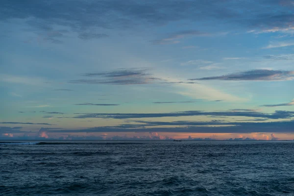 Vacker solnedgång på havet — Stockfoto