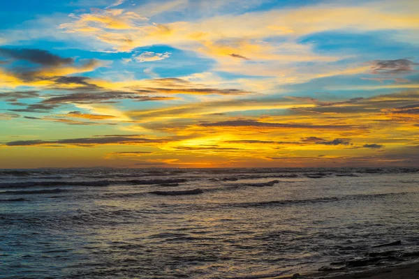 Schöner Sonnenuntergang auf dem Ozean — Stockfoto