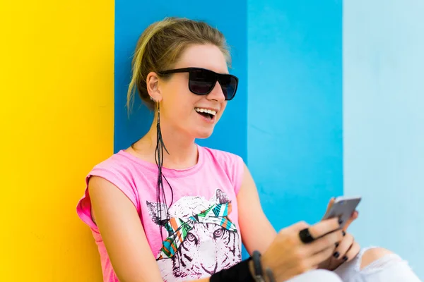 Blond tjej poserar i solglasögon — Stockfoto