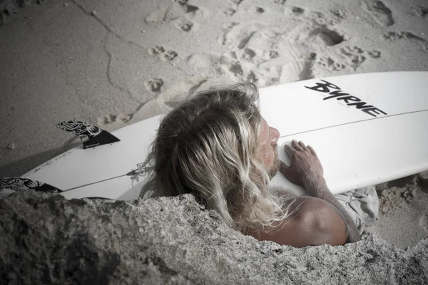 Surfista con tavola da surf in spiaggia — Foto Stock