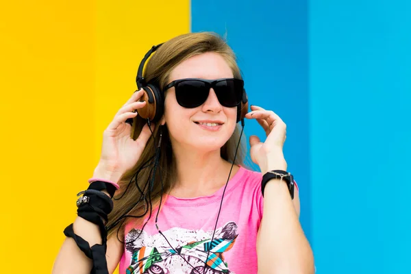 Blonde girl posing in sunglasses — Stock Photo, Image