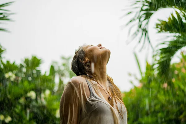 Hermosa chica de pie en la lluvia tropical — Foto de Stock