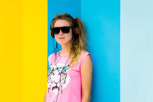 Ξανθό κορίτσι που θέτουν σε γυαλιά ηλίου — Φωτογραφία Αρχείου