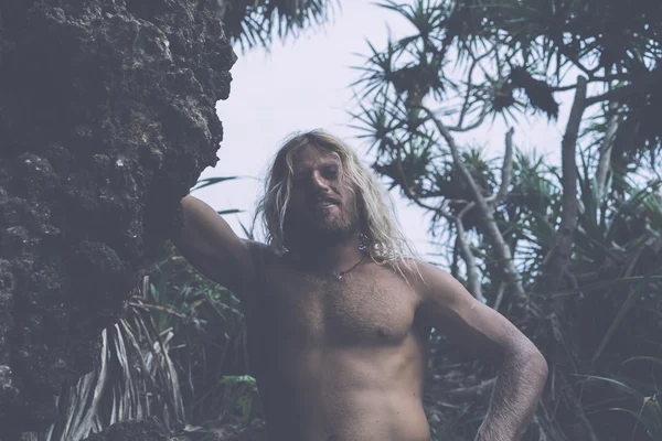 Brutal homme surfeur avec de longs cheveux blancs — Photo