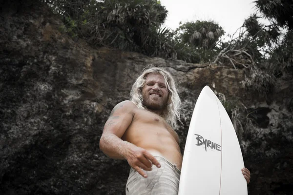 Brutal hombre surfista con largo pelo blanco —  Fotos de Stock