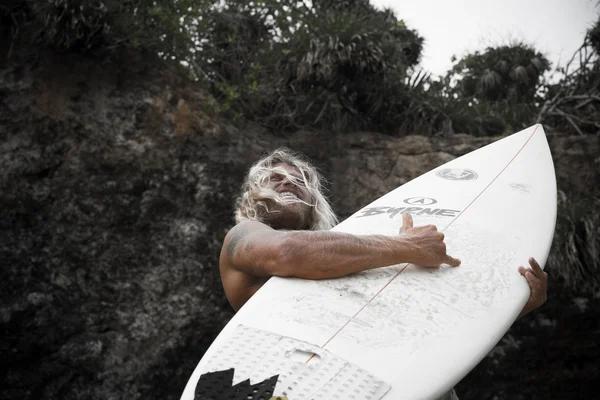 Brutal hombre surfista con largo pelo blanco — Foto de Stock