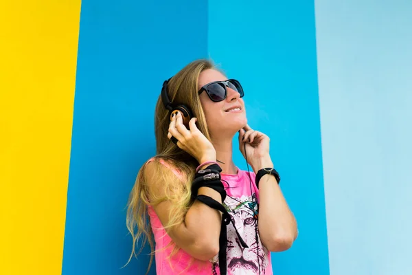 Chica rubia posando en gafas de sol — Foto de Stock