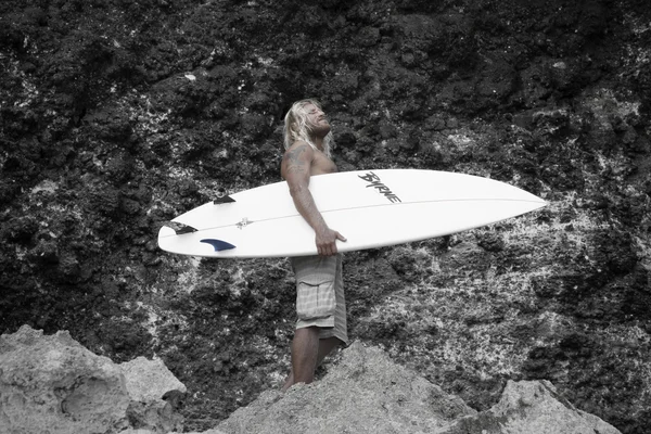 Homem Brutal surfista com longos cabelos brancos — Fotografia de Stock