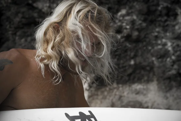Brutal homme surfeur avec de longs cheveux blancs  . — Photo