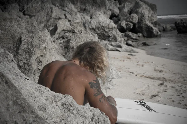 Surfista con tavola da surf in spiaggia — Foto Stock