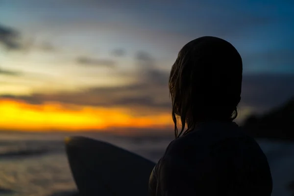 Surfista uomo brutale con lunghi capelli bagnati — Foto Stock