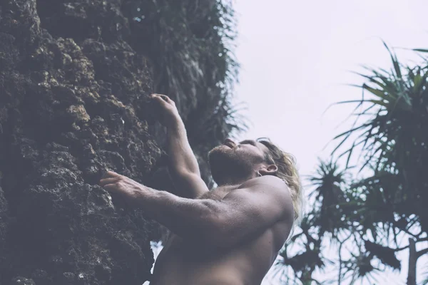 岩を登って残忍な男 — ストック写真