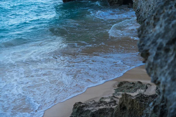 Закрыть скалу и океан — Бесплатное стоковое фото