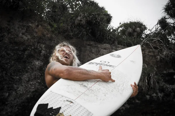 Brutal hombre surfista con largo pelo blanco — Foto de Stock