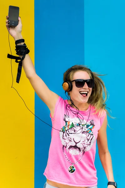 Ragazza bionda posa in occhiali da sole — Foto Stock