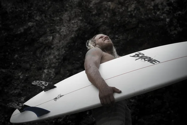 Surfař brutální muže s dlouhými bílými vlasy — Stock fotografie