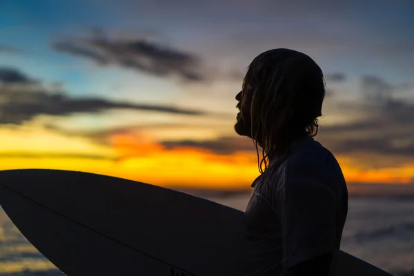 Homem Brutal surfista com longos cabelos molhados — Fotografia de Stock