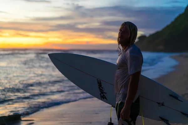 Homem Brutal surfista com longos cabelos molhados — Fotografia de Stock