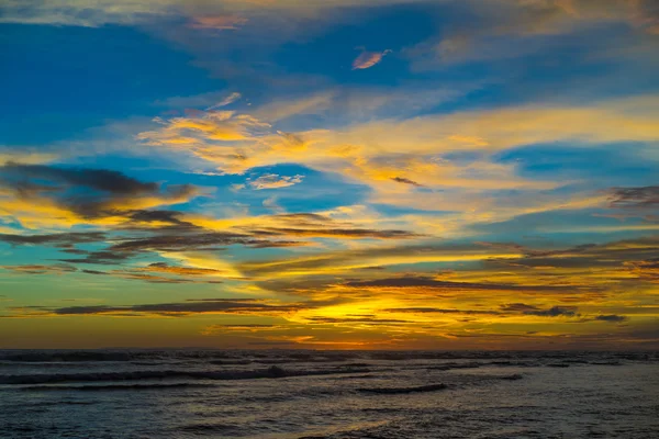 Όμορφο ηλιοβασίλεμα στον ωκεανό — Φωτογραφία Αρχείου