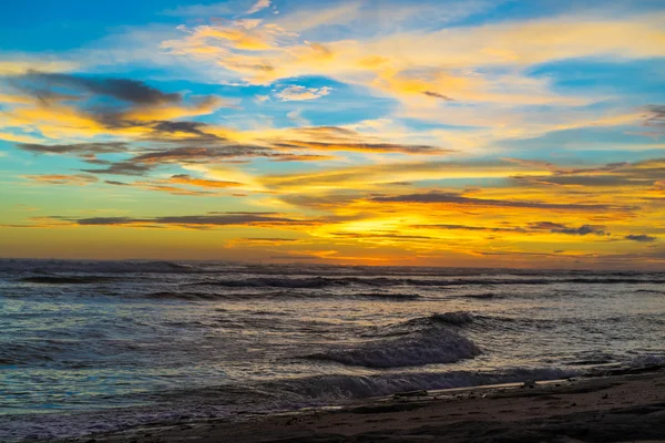 Magnifique coucher de soleil sur l'océan — Photo