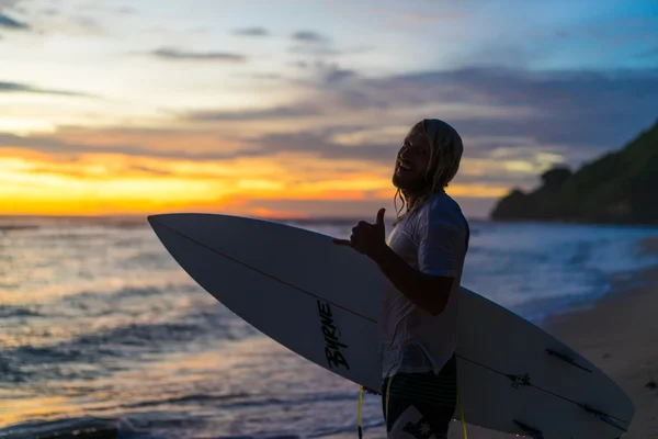 Surfista uomo brutale con lunghi capelli bagnati — Foto Stock