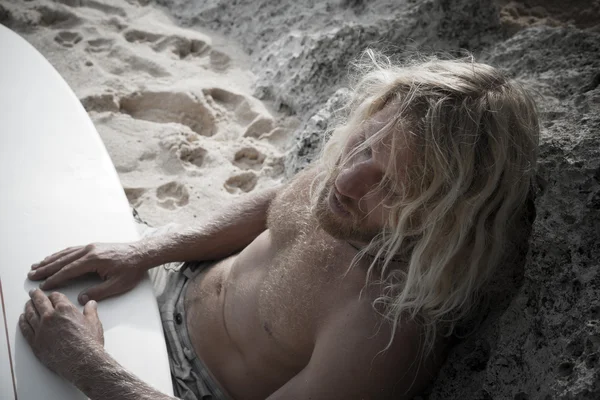 Surfista uomo brutale con lunghi capelli bianchi — Foto Stock
