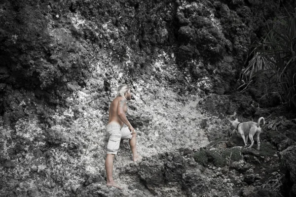 Жорстокий чоловік піднімається на скелю — стокове фото
