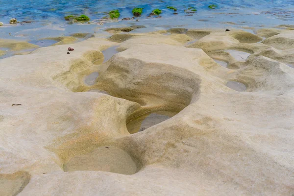 ビーチで信じられないほどの石 — ストック写真