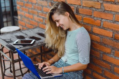 Dizüstü bilgisayar kullanan serbest çalışan kadın.