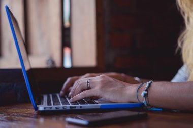 Açık havada bir kafede çalışıyor