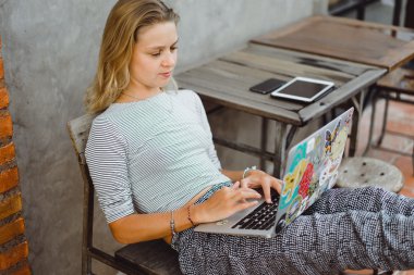 Açık havada bir kafede çalışıyor