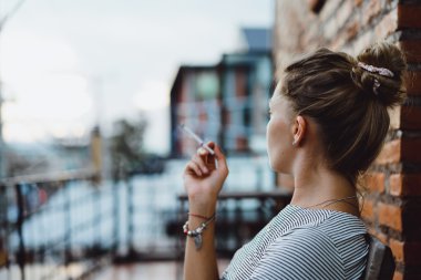 Elinde sigara ile Blonde .