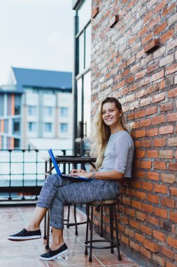 Dizüstü bilgisayar kullanan serbest çalışan kadın.