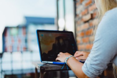 Açık havada bir kafede çalışıyor